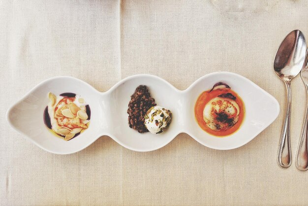 Zestaw potraw na talerzach